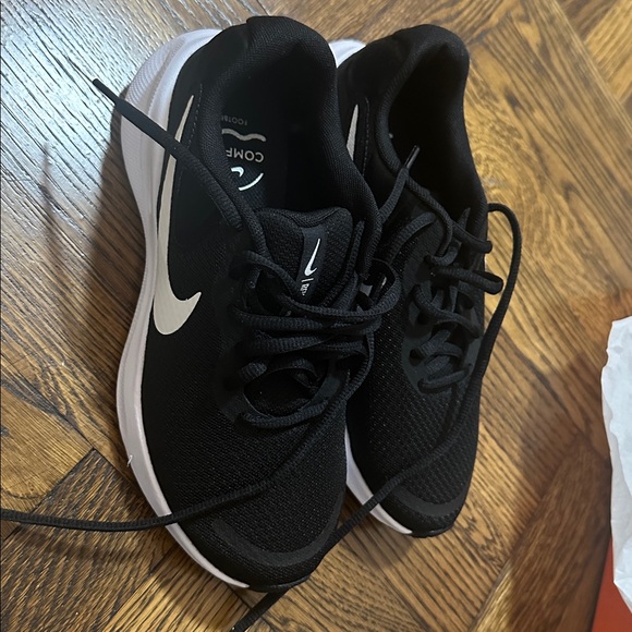 Nike Classic Black and White Running Shoes - Picture 1 of 8